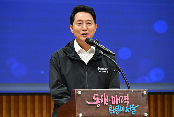 오세훈 서울시장이 19일 서울시청에서 열린 'AI서울테크 연구지원사업 연구생 증서 수여식'에서 축사를 하고 있다. [사진=서울시]
