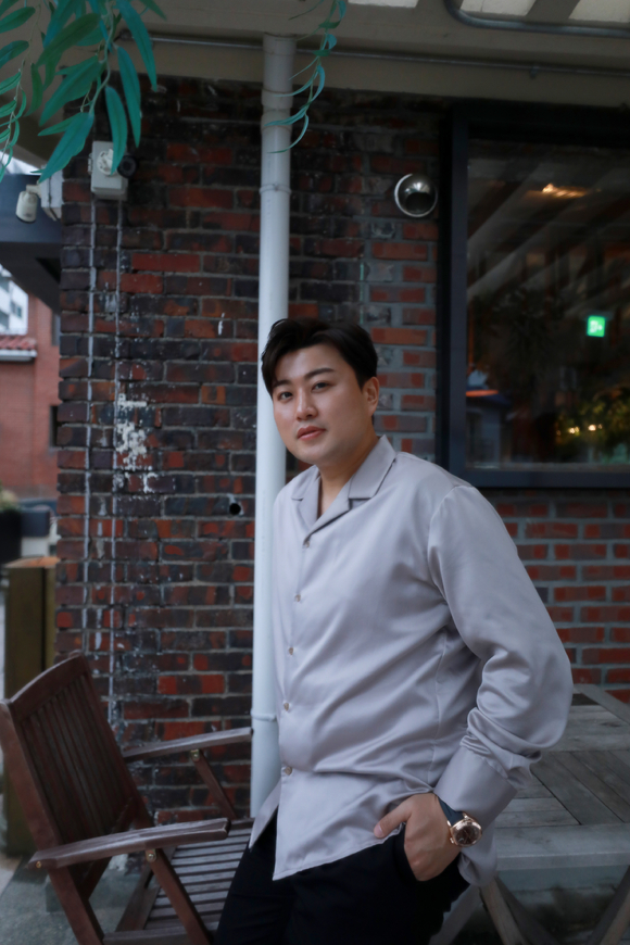 가수 김호중이 망원동의 한 카페에서 인터뷰 사진 촬영을 위해 포즈를 취하고 있다. [사진=생각엔터테인먼트]