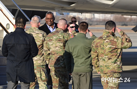 로이드 오스틴 미국 국방장관이 30일 오후 경기 오산 공군기지를 통해 입국, 영접 나온 폴 러캐머라 한미연합사령관의 경례를 받고 있다. [사진=사진공동취재단]