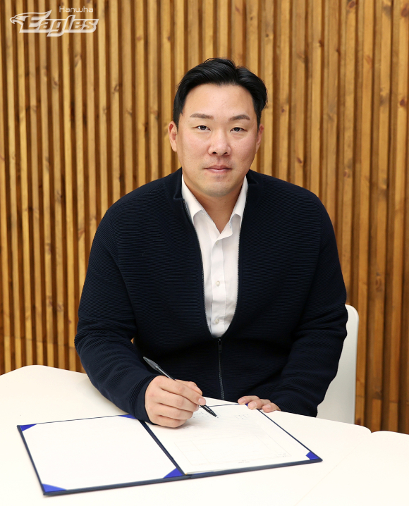 안치홍이 자신의 두 번째 FA 이적팀으로 한화 이글스를 선택했다. [사진=한화 이글스]