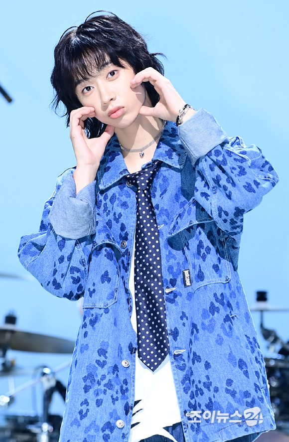 밴드 하이파이유니콘 허민이 13일 오후 서울 마포구 상암동 MBC 공개홀에서 열린 Hi-Fi Un!corn(하이파이유니콘) Single Album 'Teenage Blue' 발매 쇼케이스에 참석하고 있다. [사진=정소희 기자]