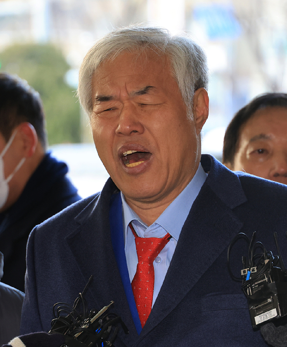 사랑제일교회 전광훈 목사가 13일 서울서부지방법원에서 열린 구속 전 피의자 심문에 출석하며 기자의 질문에 답하고 있다. 2026.1.13 [사진=연합뉴스]