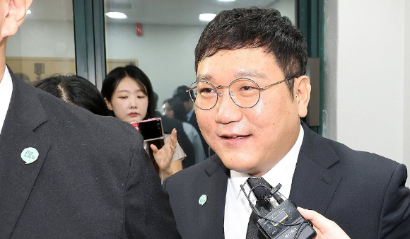용혜인 성평등가족부 장관 후보자의 남편인 기본소득당 박기홍 최고위원이 7일 서울 여의도 중앙당사에서 열린 최고위원회의에 입장하고 있다. [사진=연합뉴스]