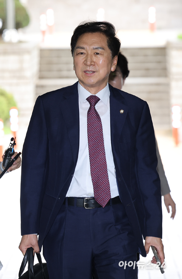 '로저비비에 의혹' 김기현 국민의힘 의원과 부인이 13일 오전 서울 서초구 중앙지법에서 열린 2차 공판에 출석하고 있다. [사진=사진공동취재단 ]