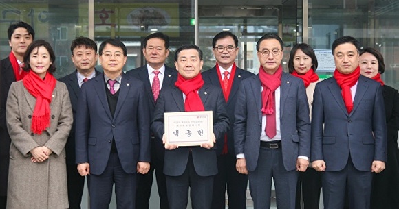 국민의힘 원내부대표 백종헌 국회의원(첫째 줄 가운데)이 1일 부산광역시 금정구선거관리위원회에 제22대 총선 예비후보 등록을 마친 뒤 시·구의원, 관계자들과 선거 필승을 다지고 있다. [사진=백종헌 의원실]