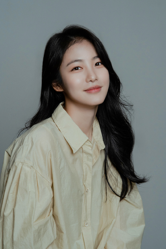 배우 신예은이 디즈니+ 오리지널 '3인칭 복수' 인터뷰에 앞서 포즈를 취하고 있다. [사진=앤피오엔터테인먼트]