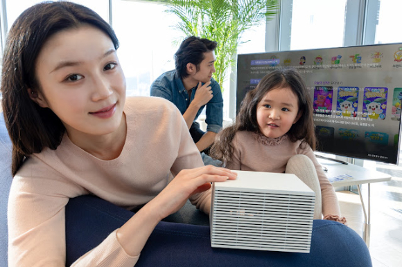 모델들이 지니 TV AI 에이전트를 활용하고 있는 모습 [사진=KT]