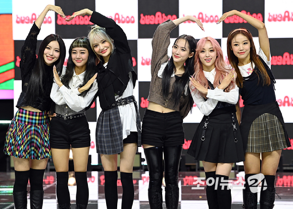 그룹 버가부가 22일 오후 서울 마포구 상암동 SBS 프리즘 타워에서 열린 데뷔 쇼케이스 '프릭 오어 버가부'(PRICK or bugAboo)에서 포토타임을 갖고 있다.