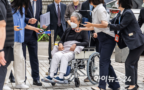 윤석열 정부와의 '정교유착' 혐의로 기소된 한학자 통일교 총재가 10일 서울 서초구 서울중앙지방법원에서 열리는 결심 공판에 출석하고 있다. [사진=사진공동취재단 ]