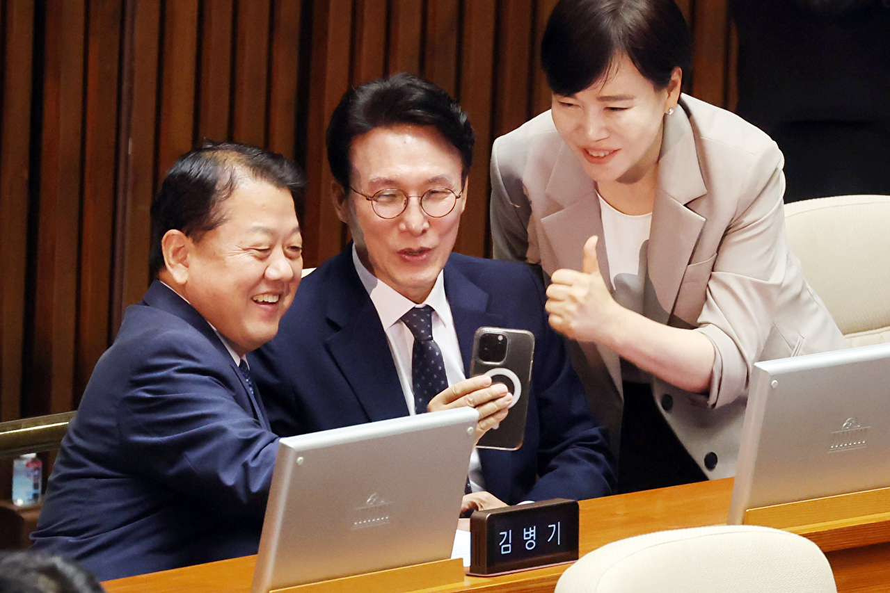 김민석 국무총리 후보자가 3일 국회 본회의장에서 임명동의안 투표를 앞두고 더불어민주당 김병주 의원의 유튜브 라이브방송에 깜짝 출연하고 있다. 오른쪽은 전현희 의원. 2025.7.3 [사진=연합뉴스]