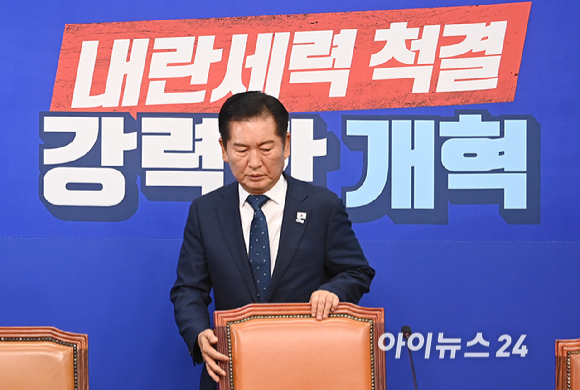 정청래 더불어민주당 당대표가 3일 오전 서울 여의도 국회에서 열린 최고위원회의에 참석하고 있다. [사진=곽영래 기자]