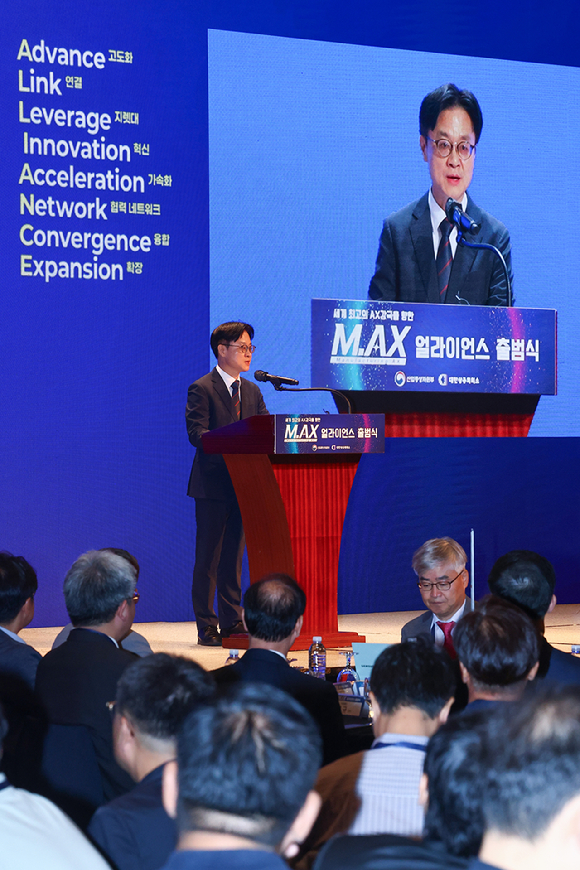 김정관 산업통상자원부 장관이 10일 서울 중구 웨스틴조선호텔에서 열린 '제조AX 얼라이언스' 출범식에서 발언을 하고 있다. [사진=연합뉴스]