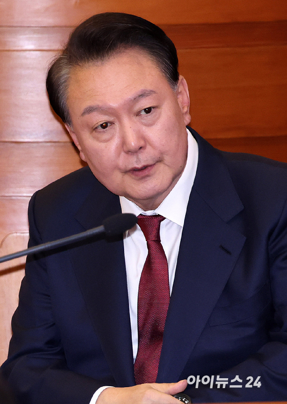 윤석열 대통령이 23일 서울 종로구 헌법재판소에서 열린 탄핵심판 4차 변론에 출석하고 있다. [사진=사진공동취재단]