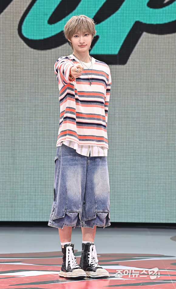 그룹 킥플립(KickFlip) 동화가 22일 오전 서울 광진구 예스24 라이브홀에서 열린 세 번째 미니 앨범 'My First Flip'(마이 퍼스트 플립) 발매 기념 쇼케이스에서 포토타임을 갖고 있다. [사진=곽영래 기자]