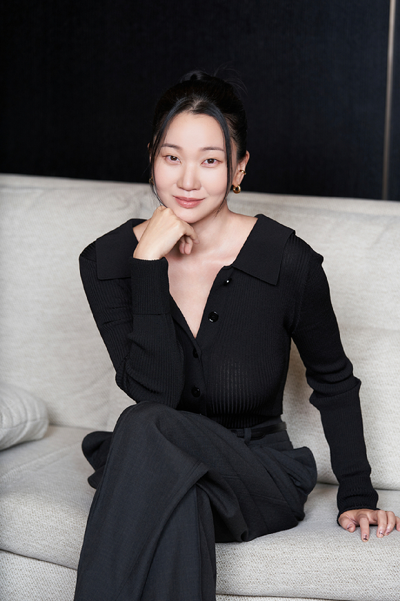 모델 겸 배우 장윤주가 영화 '최소한의 선의' 인터뷰에 앞서 포즈를 취하고 있다. [사진=싸이더스]