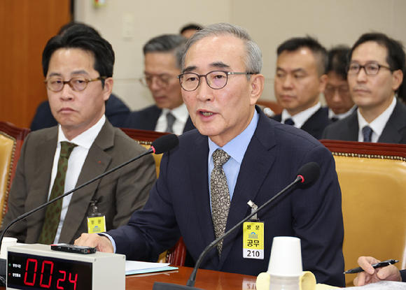 김영섭 KT 대표이사(오른쪽)가 24일 국회 과학기술정보방송통신위원회에서 열린 통신·금융 대규모 해킹사고에 대한 청문회에서 위원 질의에 답하고 있다. 왼쪽은 조좌진 롯데카드 대표이사. [사진=연합뉴스]