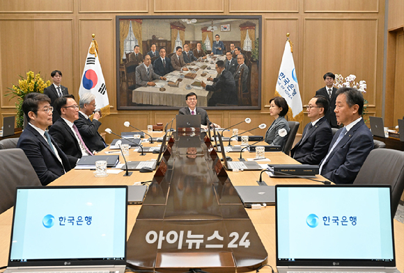 이창용 한국은행 총재가 22일 오전 서울 중구 한국은행에서 열린 금융통화위원회를 주재하고 있다. [사진=사진공동취재단]