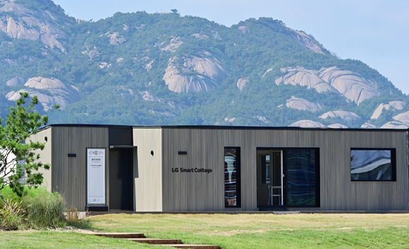 LG 스마트코티지 16평형 신모델이 서울 종로구 '열린송현 녹지광장'에 설치돼 있다. [사진=LG전자]