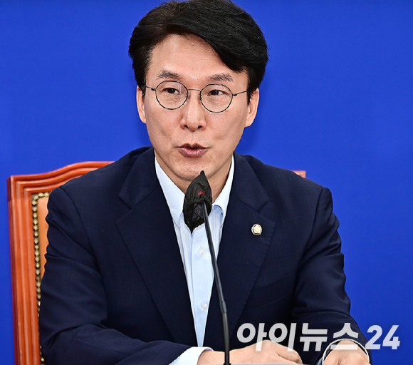 지난 2023년 당시 김민석 더불어민주당 정책위의장이 서울 여의도 국회에서 열린 정책조정회의에서 발언을 하고 있다. [사진=곽영래 기자]