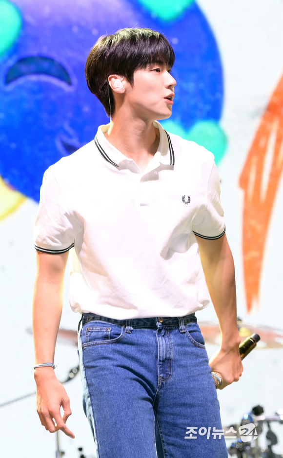 그룹 엔플라잉 이승협이 17일 오후 서울 광장동 예스24라이브홀에서 열린 엔플라잉(N.Flying) 미니 8집 '디어리스트'(Dearest) 발매 기념 쇼케이스에서 타이틀곡 '폭망' 무대를 선보이고 있다. [사진=정소희 기자]