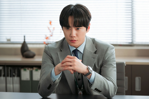 배우 이준영이 JTBC 드라마 '신입사원 강회장'에서 열연하고 있다. [사진=SLL, 코퍼스코리아]