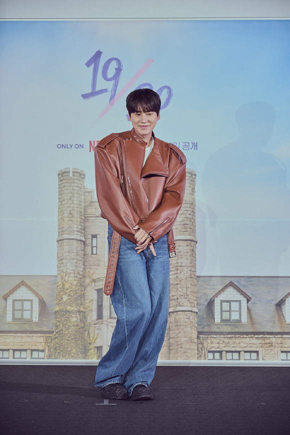 6일 CGV 용산 아이파크몰에서 넷플릭스 신작 예능 '19/20'(열아홉 스물)의 제작발표회가 열렸다. 이 자리에서 규현이 "연애 프로그램 MC로 '진정한 덕업일치'를 이뤘다"고 말했다. 규현이 카메라 앞에서 포즈를 취하고 있다.[사진=넷플릭스]