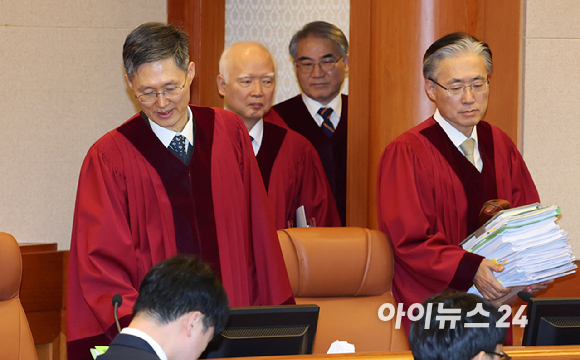 문형배 헌법재판소장 권한대행을 비롯한 헌법재판관들이 18일 서울 종로구 헌법재판소에서 열린 '윤석열 대통령 탄핵심판 9차 변론'에 입장하고 있다. 이날 윤석열 대통령은 법정에 출석하지 않고 돌아갔다. [사진=사진공동취재단]