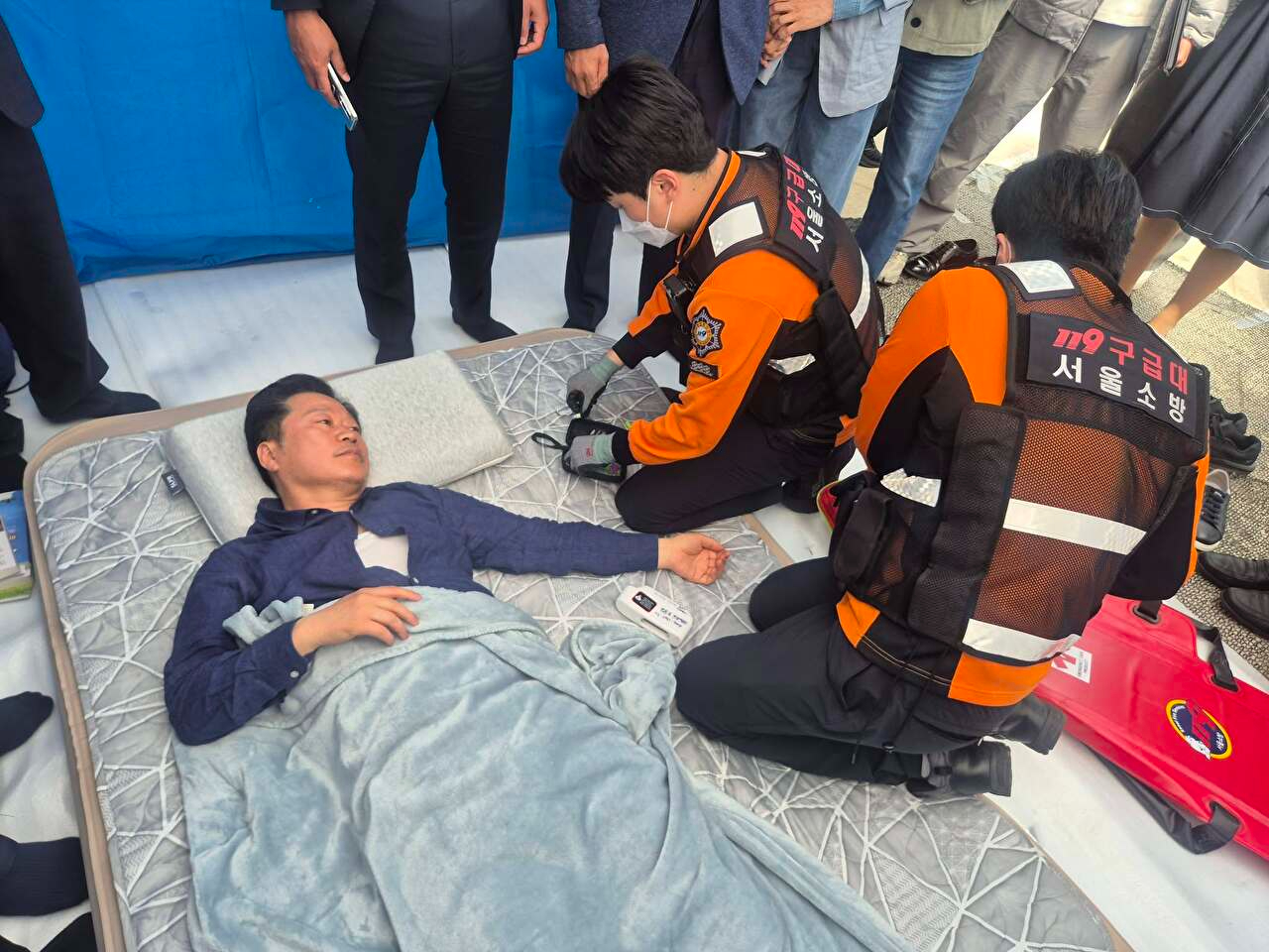 안호영 더불어민주당 의원이 단식 12일째인 22일 건강 악화로 인해 병원으로 이송되고 있다. [사진=안호영 의원 페이스북]