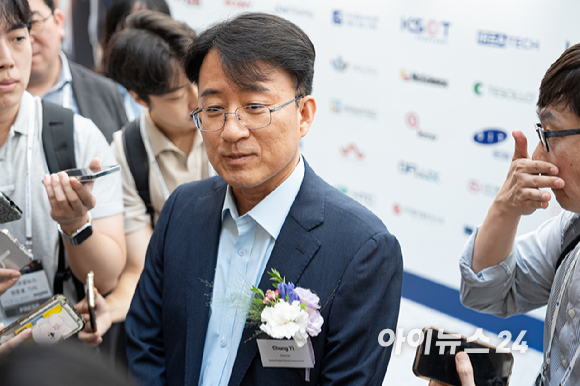 이청 삼성디스플레이 사장이 7일 서울 코엑스에서 열린 '2025 한국디스플레이산업전시회'를 관람한 직후 기자들과 만나 답변을 하고 있다. [사진=설재윤 기자]