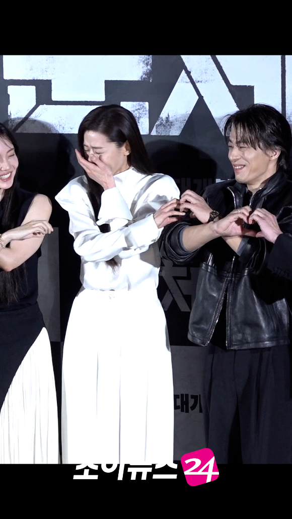 배우 신현빈, 전지현, 구교환이 지난 6일 서울 용산구 CGV 용산아이파크몰점에서 열린 영화 '군체'(감독 연상호) 제작보고회에 참석해 포즈를 취하고 있다. [사진=문수지 기자]