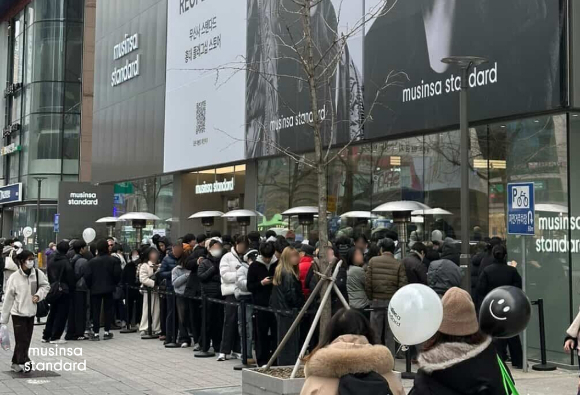 지난달 27일 리뉴얼 오픈한 무신사 스탠다드 홍대점에서 입장을 기다리는 고객들 모습. [사진=무신사]