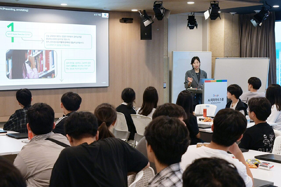 구글코리아 관계자가 서울특별시교육청 소속 고등학생을 대상으로 인공지능(AI) 교육을 진행하고 있다. [사진=구글코리아]