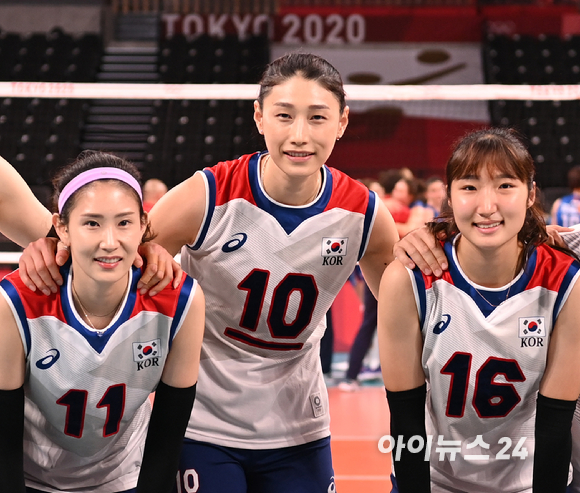 8일 오전 일본 도쿄 아리아케 아레나에서 '2020 도쿄올림픽' 여자 배구 동메달 결정전 대한민국과 세르비아의 경기가 펼쳐졌다. 한국 김연경이 세트스코어 0-3으로 패하며 4위를 차지한 후 기념촬영을 하고 있다.