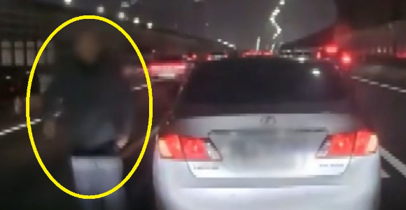 앞서 가던 차량 운전자가 차를 세우고 내려 협박을 했다고 한다. [사진=JTBC '사건반장' 캡처]