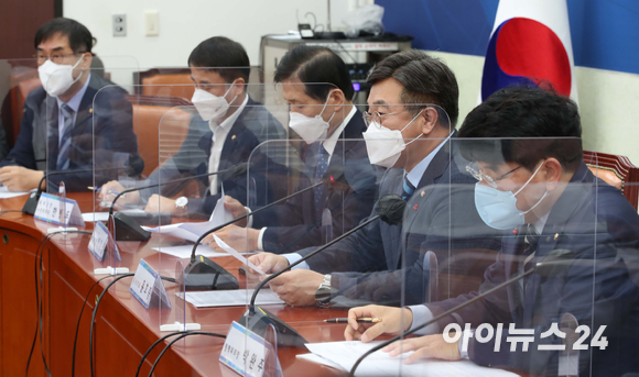 더불어민주당 윤호중 원내대표가 5일 서울 여의도 국회에서 열린 코로나 극복 신년추경 연석회의에서 발언하고 있다. 왼쪽부터 더불어민주당 한병도, 이학영 의원, 윤 원내대표, 박완주, 김민석 의원. [사진=김성진 기자]