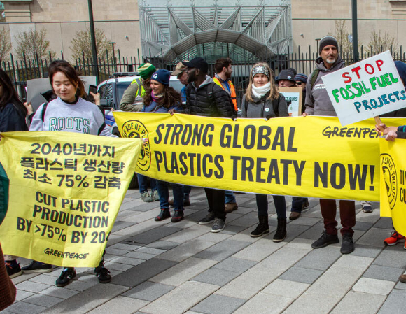 지난달 21일 전 세계에서 모인 시위자들은 플라스틱 오염 종식과 일회용 플라스틱 사용 감소를 요구하며 캐나다 오타와를 행진했다. 그린피스는 강력한 플라스틱 협약 체결을 촉구하며 행진에 참여했다. [사진=그린피스]