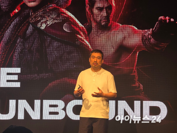 구인영 바운더리 대표가 지난 27일(현지시간) 열린 '게임스컴 2026' 크래프톤 미디어 데이에서 '타래: 언바운드'에 대해 설명하고 있다. [사진=곽민구 기자]