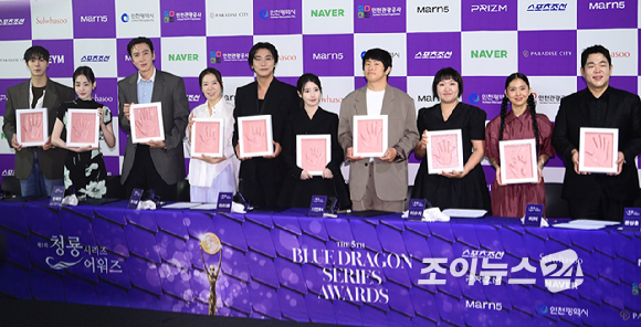 (왼쪽부터)배우 부문 추영우-김민하-이광수-염혜란-주지훈-아이유가 7일 서울 용산구 CGV 아이파크몰에서 진행된 '제5회 청룡 시리즈 어워즈' 핸드프린팅 행사에 참석하고 있다. [사진=정소희 기자]