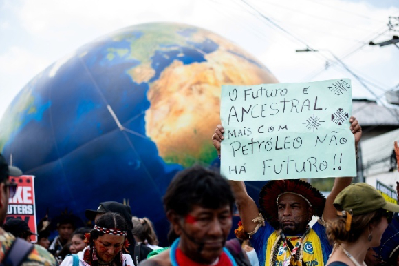 COP30가 열렸던 지난 15일 브라질 벨렝 시내에서 열린 대규모 기후행진에 65개국 5만여 명이 참여해 화석연료 중단, 아마존 보호, 강력한 기후 행동을 촉구하며 행진하고 있다. [사진=WWF]