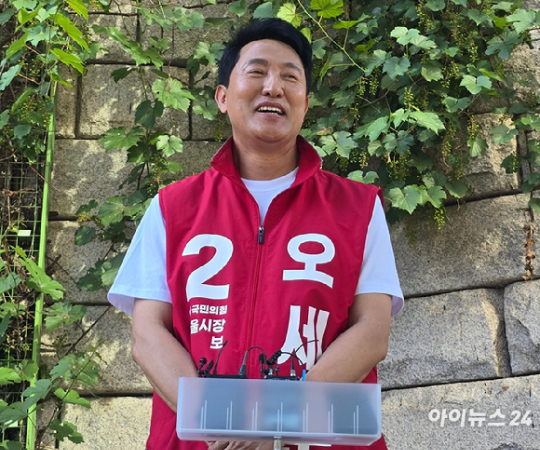 지난 23일 더불어민주당 정원오 서울시장 후보가 서울 서대문구 홍제동 일대에서(사진 왼쪽), 국민의힘 오세훈 서울시장 후보가 강서구 발산역 인근 광장에서(사진 오른쪽) 유세하고 있다. [사진=연합뉴스]