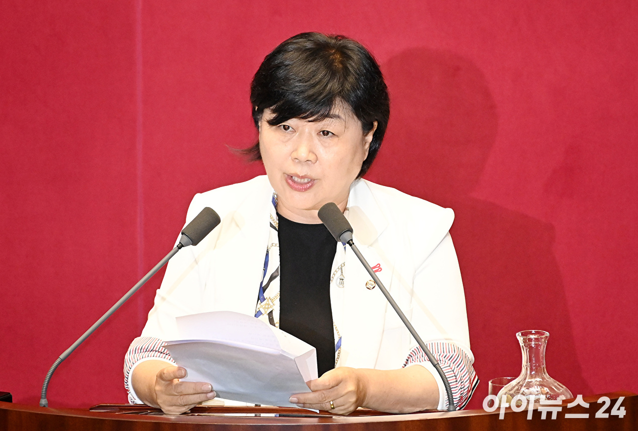 서영교 법제사법위원장이 20일 서울 여의도 국회에서 열린 본회의에서 윤석열&middot;김건희에 의한 내란&middot;외환 및 국정농단 행위의 진상규명을 위한 특별검사 임명 등에 관한 법률 일부개정법률안(대안)에 대한 제안 설명을 하고 있다. [사진=곽영래 기자]
