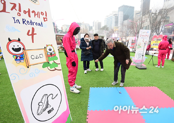 26일 오후 서울 마포구 홍대 레드로드 R1존 에어돔에서 '홍대 에어돔 K-유니버스 페스티벌'이 진행된 가운데 참가자가 오징어게임 체험을 하고 있다. [사진=정소희 기자]