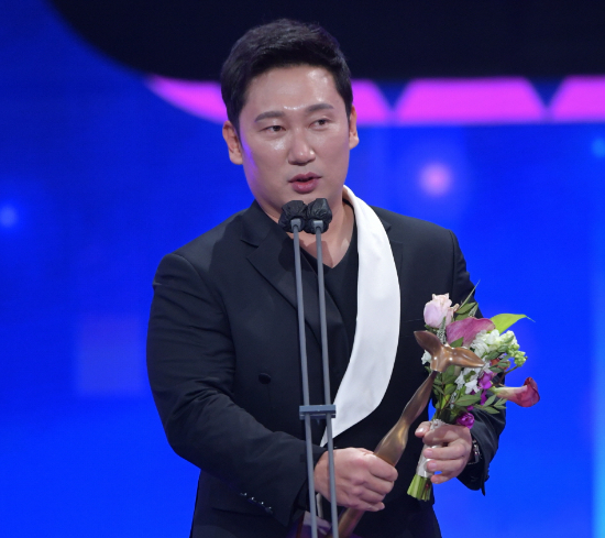 방송인 이승윤이 25일 오후 서울 여의도 KBS에서 열린 '2021 KBS 연예대상'에서 우수상을 수상한 후 수상소감을 전하고 있다. [사진=KBS]