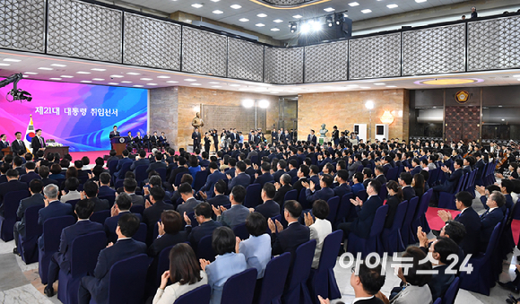 이재명 대통령이 4일 오전 서울 여의도 국회 로텐더홀에서 취임선서를 하고 있다. [사진=곽영래 기자]