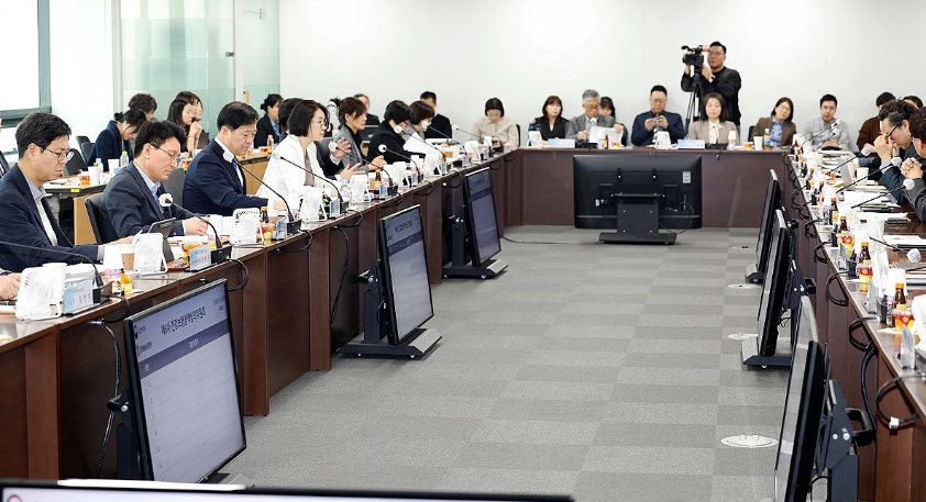 이형훈 보건복지부 2차관이 26일 국제전자센터에서 열린 건강보험정책심의위원회에서 발언하고 있다. 2026.3.26 [사진=연합뉴스]