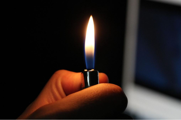 경기도 오산시에서 한 여성이 벌레를 잡으려 라이터를 사용했다가 상가에 불을 내는 사고가 발생했다. 본 기사와 무관한 이미지. [사진=픽사베이@enokenoc]