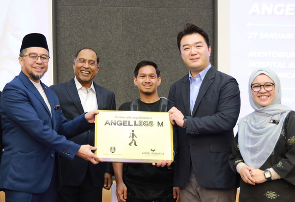 왼쪽부터 사린 빈 샤히브(Shahrin bin Sahib) UiTM 부총장, 잠브리 압둘 카디르(Zambry Abdul Kadir) 말레이시아 고등교육부 장관, 엔젤렉스 M20 시연자, 조남민 엔젤로보틱스 대표, 파자 아크타르 하나피아(Fazah Akhtar Hanapiah) UiTM 병원장이 기념 촬영을 하고 있다. [사진=엔젤로보틱스]