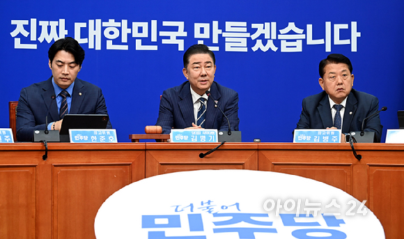 김병기 당대표 직무대행 겸 원내대표가 18일 오전 서울 여의도 국회에서 열린 최고위원회의에서 발언하고 있다. [사진=곽영래 기자]