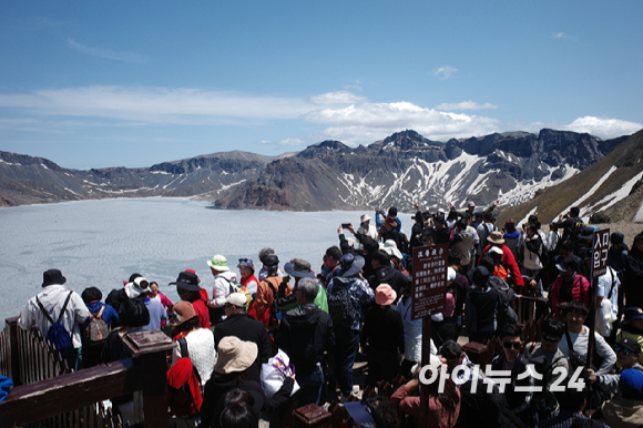 13일 오전 연길공항에서 인천공항으로 가는 비행기 탑승 중 창가에서 바라본 백두산의 모습. [사진=정소희 기자]