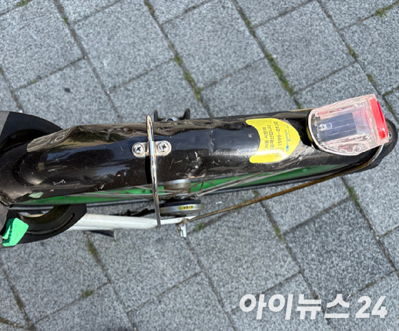 한 이용객이 브레이크 등이 나간 따릉이를 타고 있다. [사진=설래온 기자]